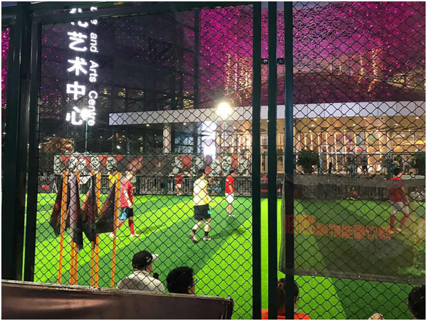 /></p><p>市體育局副局長、市體育總會副主席陳艷青女士親臨現(xiàn)場，并給蘇超五人制足球聯(lián)賽的冠軍頒發(fā)冠軍獎杯。市教育局、校園足球辦公室、市體育總會、市海外交流協(xié)會、市足球協(xié)會、工業(yè)園區(qū)宣傳部等單位代表共同出席啟動儀式。</p><p style=