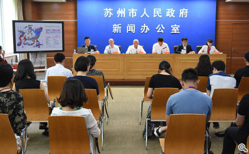/></p><p>現(xiàn)場(chǎng)，賽事承辦方就本屆賽事的活動(dòng)亮點(diǎn)、獎(jiǎng)項(xiàng)設(shè)置、宣傳互動(dòng)以及安全保障等相關(guān)情況做了詳細(xì)介紹。今年，金雞湖龍舟賽再次被列入&ldquo;同樂江蘇&rdquo;系列活動(dòng)，并舉行&ldquo;同樂江蘇&rdquo;啟動(dòng)儀式。省委宣傳部、省政府新聞辦作為賽事指導(dǎo)單位，對(duì)賽事給予了大力支持，并邀請(qǐng)?jiān)诮K生活的外籍人士組隊(duì)參賽，提升賽事整體高度，擴(kuò)大品牌影響力及號(hào)召力。較之于往屆，今年賽事的參賽隊(duì)伍來源更加豐富，既有以意大利威尼斯為代表的蘇州友好城市隊(duì)，也有來自江蘇省內(nèi)南京、常州等地的隊(duì)伍。金雞湖端午龍舟賽以傳承中華民族傳統(tǒng)文化為核心，通過體育賽事全民參與的形式，傳承中國傳統(tǒng)文化，促進(jìn)國際文化間的交流與發(fā)展。</p><p style=