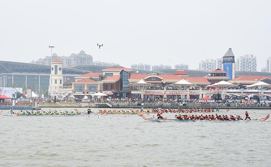 /></p><p>經(jīng)過(guò)預(yù)賽和決賽的兩輪角逐，國(guó)際教育園男子龍舟隊(duì)摘得&ldquo;12人龍舟300米直道競(jìng)速&rdquo;男子組桂冠，女子組則是威尼斯大學(xué)聯(lián)隊(duì)奪冠，22人龍舟300米直道競(jìng)速公開(kāi)組冠軍由外包學(xué)院龍舟隊(duì)獲得。除最受矚目的冠亞季軍隊(duì)伍外，本屆龍舟賽還評(píng)選出了優(yōu)秀組織獎(jiǎng)、最佳團(tuán)隊(duì)協(xié)作獎(jiǎng)、最佳團(tuán)隊(duì)拼搏獎(jiǎng)等多個(gè)團(tuán)隊(duì)優(yōu)秀獎(jiǎng)項(xiàng)。</p><p style=