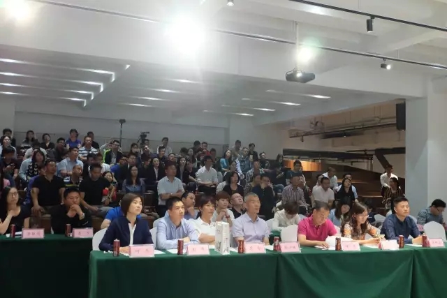 /></p><p>隨著前期大量籌備工作已經(jīng)完成，賽事開幕在即，為保障賽事及活動(dòng)圓滿完成，本次領(lǐng)隊(duì)會(huì)議像大家重點(diǎn)宣導(dǎo)競(jìng)賽規(guī)程，通報(bào)培訓(xùn)情況、給予備賽建議，講解檢錄換裝登舟和救生方案，通報(bào)儀式環(huán)節(jié)和互動(dòng)活動(dòng)的細(xì)化方案并通過(guò)抽簽進(jìn)行競(jìng)賽順序。</p><p style=
